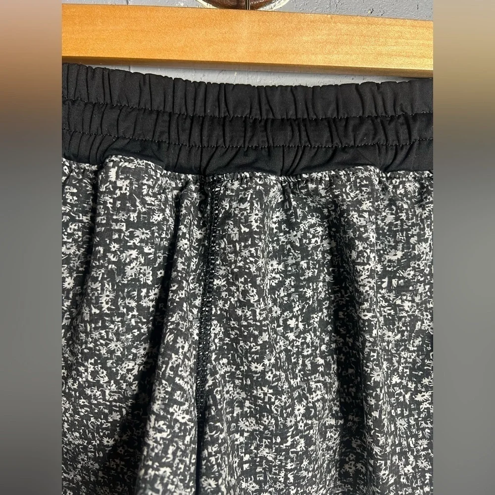 Lululemon Tracker Short IV 4”  Daisy Dust Alpine White Black / Black